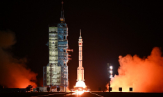 Une fusée Longue Marche-2F et un vaisseau Shenzhou au décollage, le 30 octobre 2024, à Jiuquan, en Chine. ( AFP / ADEK BERRY )