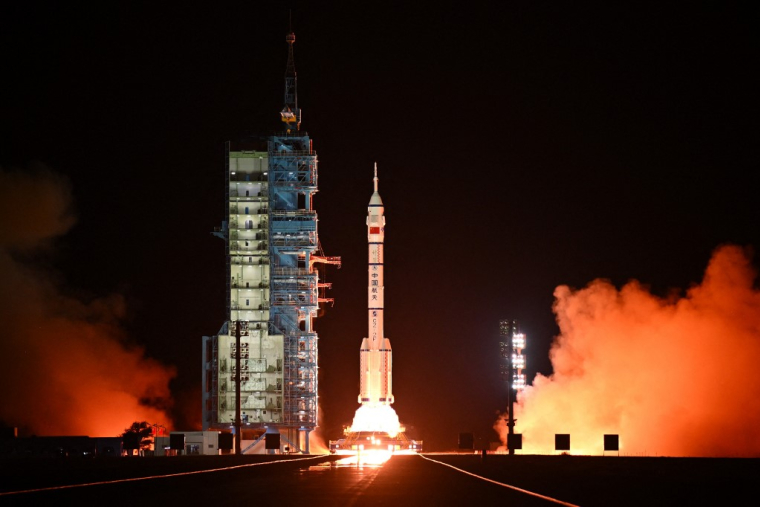 Une fusée Longue Marche-2F et un vaisseau Shenzhou au décollage, le 30 octobre 2024, à Jiuquan, en Chine. ( AFP / ADEK BERRY )