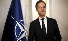 Le secrétaire général de l'Otan Mark Rutte observe le début du sommet des pays de l'Otan de la mer Baltique au Palais présidentiel à Helsinki, Finlande