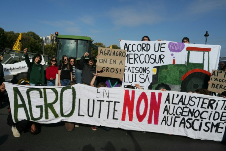 Des agriculteurs manifestent à Paris contre l'accord Mercosur de libre-échange entre l'Union européenne et les pays d'Amérique latine, le 14 octobre 2025 ( AFP / Dimitar DILKOFF )