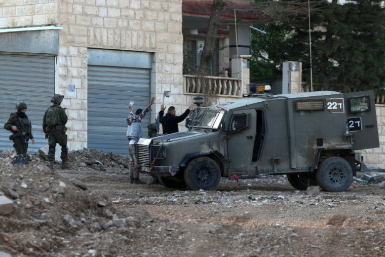 Des soldats israéliens arrêtent des Palestiniens lors d'un raid dans le camp de réfugiés de Jénine, en Cisjordanie occupée, le 27 novembre 2025 ( AFP / Zain JAAFAR )