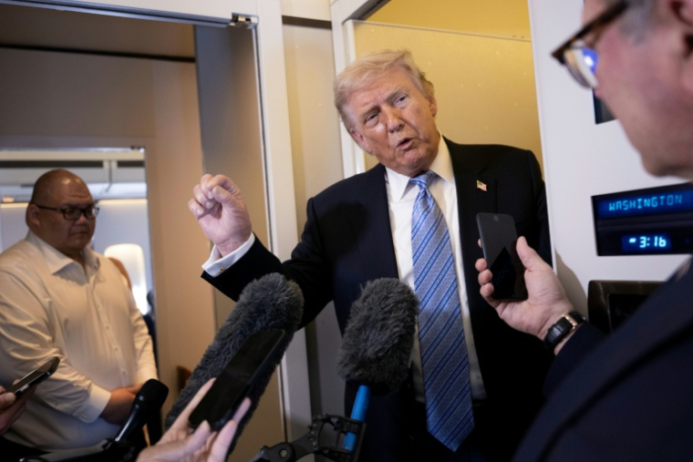 ULe président américain Donald Trump s'adresse aux journalistes à bord d'Air Force One après son départ de l'aéroport international de Pékin, le 15 mai 2026, sur le chemin du retour vers les États-Unis ( AFP / Brendan Smialowski )