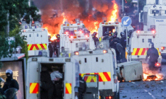 Des incendies à proximité des forces de l'ordre, lors des manifestations à Glengormley, quartier au nord de Belfast (Irlande du Nord), le 10 juin 2026 ( AFP / Paul Faith )
