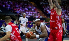 Le capitaine Guerschon Yabusele (balle en main) a porté les Bleus, vainqueurs de la Pologne à l'Euro, le 2 septembre 2025 à Katowice ( AFP / Wojtek RADWANSKI )