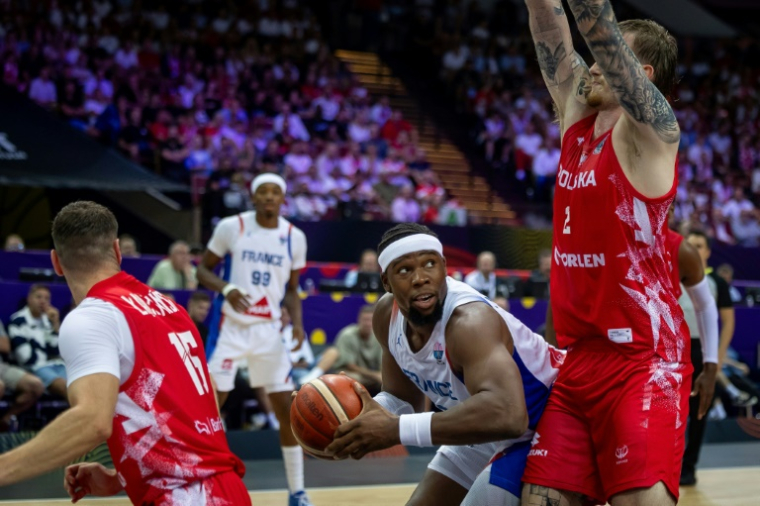 Le capitaine Guerschon Yabusele (balle en main) a porté les Bleus, vainqueurs de la Pologne à l'Euro, le 2 septembre 2025 à Katowice ( AFP / Wojtek RADWANSKI )