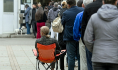 Les électeurs font la queue à Novi Sad, en Serbie, pour voter aux législatives le 25 octobre 2026 ( AFP / NENAD MIHAJLOVIC )