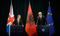 Le Premier ministre britannique Keir Starmer (à gauche) lors d'une conférence de presse conjointe avec le Premier ministre albanais Edi Rama à la Kryeministria à Tirana le 15 mai 2025 ( POOL / Leon Neal )