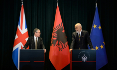 Le Premier ministre britannique Keir Starmer (à gauche) lors d'une conférence de presse conjointe avec le Premier ministre albanais Edi Rama à la Kryeministria à Tirana le 15 mai 2025 ( POOL / Leon Neal )