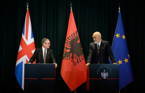 Le Premier ministre britannique Keir Starmer (à gauche) lors d'une conférence de presse conjointe avec le Premier ministre albanais Edi Rama à la Kryeministria à Tirana le 15 mai 2025 ( POOL / Leon Neal )