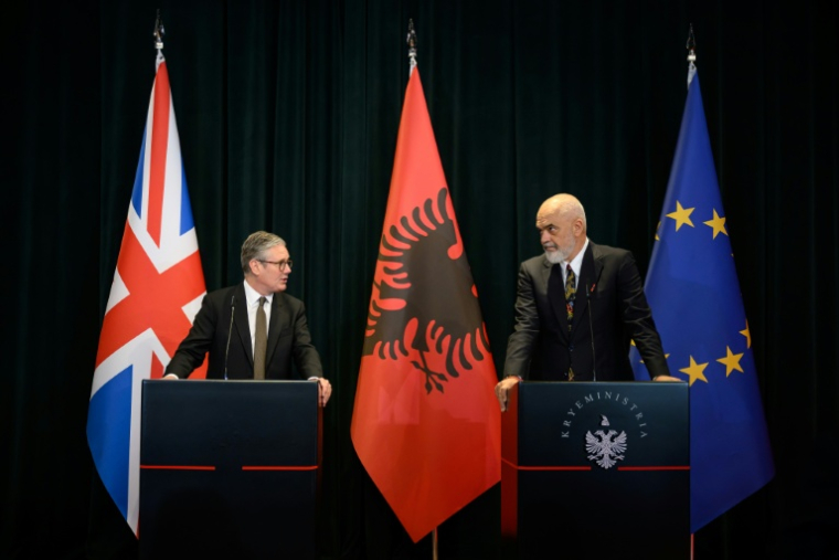 Le Premier ministre britannique Keir Starmer (à gauche) lors d'une conférence de presse conjointe avec le Premier ministre albanais Edi Rama à la Kryeministria à Tirana le 15 mai 2025 ( POOL / Leon Neal )