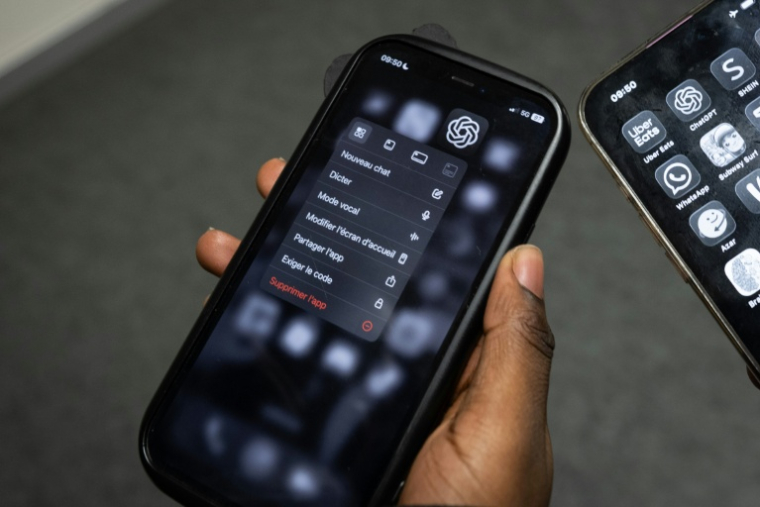 Un élève consulte l'application ChatGPT sur son téléphone après un cours d'intelligence artificielle (IA) au collège Jean Mace à Mulhouse, le 26 mars 2026 dans le Haut-Rhin ( AFP / SEBASTIEN BOZON )