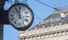 Une horloge près du logo de la banque Credit Suisse sur la place Paradeplatz à Zurich, Suisse