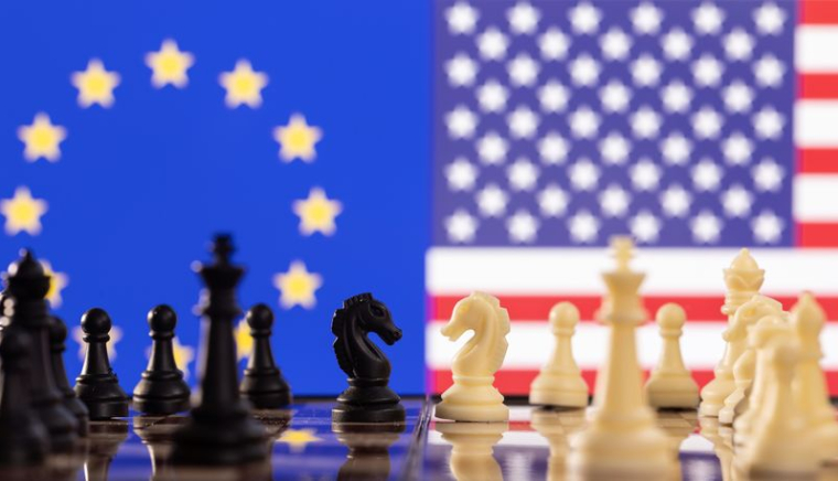 Des pièces d'échecs devant des drapeaux des États-Unis et de l'Union Européenne