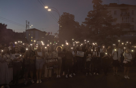 Un an après le bombardement, hommage aux victimes devant l'Ambassade russe à Kiev, en Ukraine, le 29 juillet 2023. ( AFP / ROMAN PILIPEY )