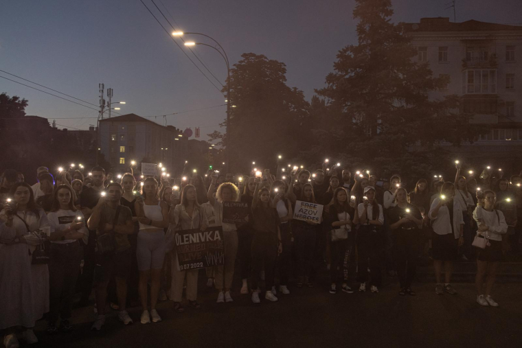 Un an après le bombardement, hommage aux victimes devant l'Ambassade russe à Kiev, en Ukraine, le 29 juillet 2023. ( AFP / ROMAN PILIPEY )