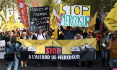 PHOTO D'ARCHIVES : Des agriculteurs français manifestent à Paris pour bloquer l'accord UE-Mercosur