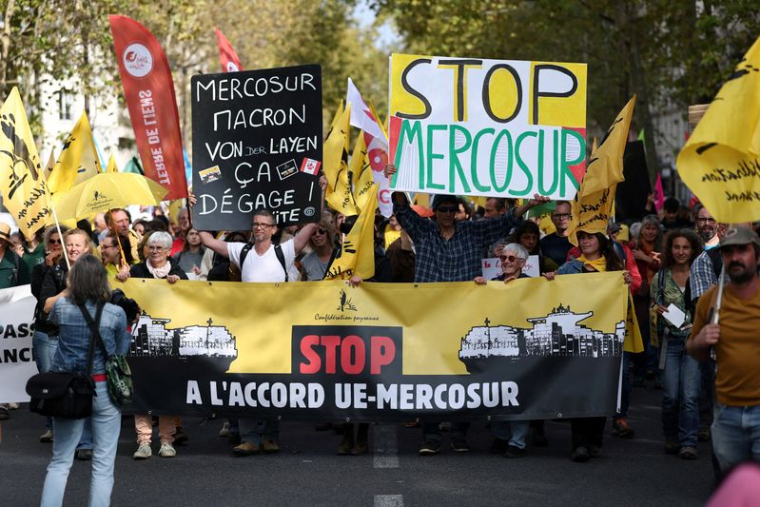 PHOTO D'ARCHIVES : Des agriculteurs français manifestent à Paris pour bloquer l'accord UE-Mercosur