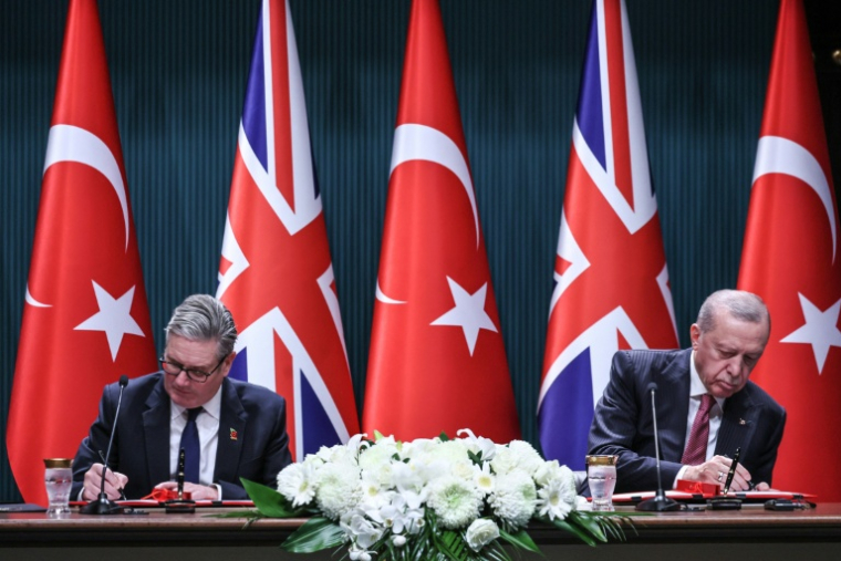Le Premier ministre britannique Keir Starmer (g) et le président turc Recep Tayyip Erdogan signent un contrat pour 20 avions de combat Eurofighter Typhoona au palais présidentiel d'Ankara, le 27 octobre 2025 ( AFP / Adem ALTAN )