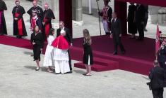 Le pape est accueilli par le roi Felipe VI et la reine Letizia au Palais royal à Madrid