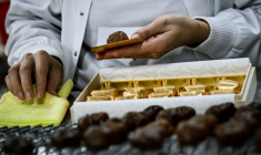 Un employé de chocolaterie, en décembre 2024 (illustration) ( AFP / JEFF PACHOUD )