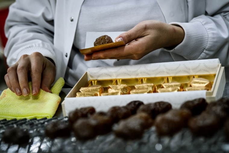 Un employé de chocolaterie, en décembre 2024 (illustration) ( AFP / JEFF PACHOUD )