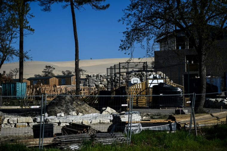 Le chantier de reconstruction et d'extension d'un camping dévasté par les incendies de l'été 2022, bloqué à la suite d'une décision administrative, le 10 avril 2025 à la Teste-de-Buch, en Gironde ( AFP / Christophe ARCHAMBAULT )
