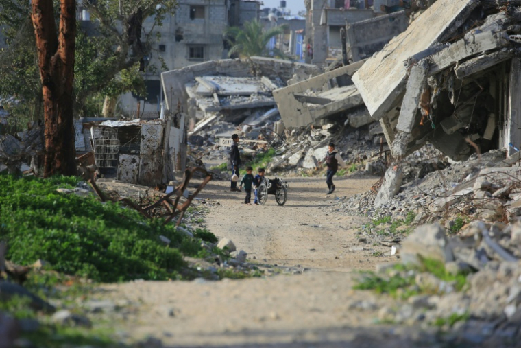 Des enfants jouent dans les ruines à Khan Younès, dans le sud de la bande de Gaza, le 25 janvier 2026 ( AFP / Bashar Taleb )