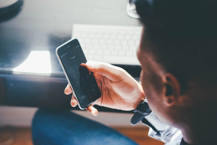 Les escrocs auraient réussi à voler les coordonnées bancaires des centaines de personnes grâce à de faux SMS. (illustration) (Foundry / Pixabay)