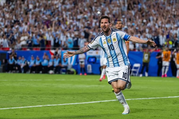 Un récital de Messi guide l'Argentine et éteint l'Algérie