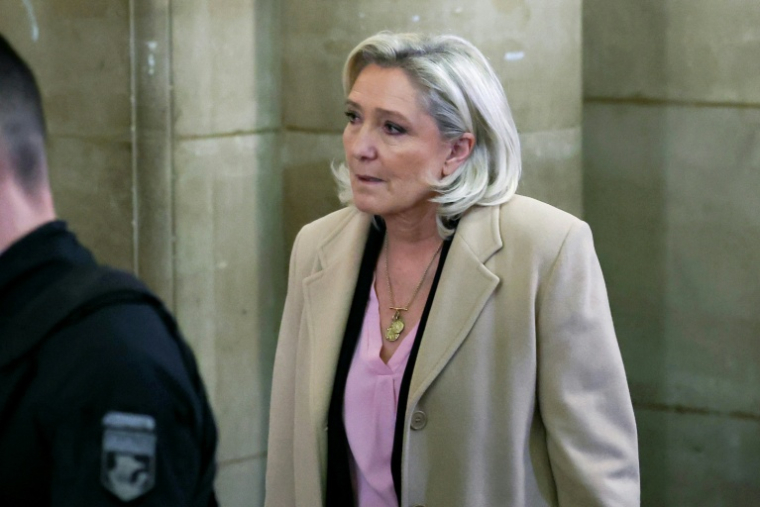 Marine Le Pen, présidente du groupe parlementaire du Rassemblement national (RN), arrive au tribunal de Paris pour une audience dans le cadre de son procès en appel, où elle est accusée de détournement de fonds publics européens, le 13 janvier 2026 ( AFP / Alain JOCARD )