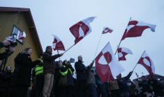 Manifestation pour dénoncer les ambitions territoriales de Donald Trump qui continue d'afficher son intention de s'emparer du Groenland, le 17 janvier 2026 à Nuuk ( AFP / Alessandro RAMPAZZO )