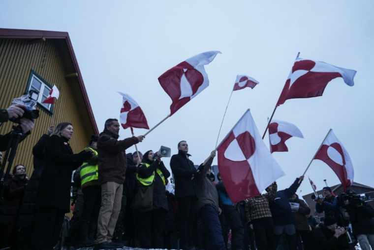 Manifestation pour dénoncer les ambitions territoriales de Donald Trump qui continue d'afficher son intention de s'emparer du Groenland, le 17 janvier 2026 à Nuuk ( AFP / Alessandro RAMPAZZO )