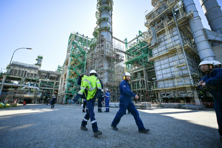 Des ouvriers à la raffinerie de Normandie de TotalEnergies, à Gonfreville-L’Orcher, près du Havre, le 23 avril 2026 ( AFP / Lou BENOIST )