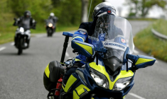 Un motard de la gendarmerie, à Villefranche-de-Lauragais (Haute-Garonne), le 30 avril 2022 ( AFP / Valentine CHAPUIS )