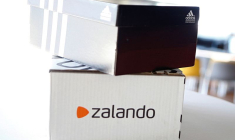 Une boîte Adidas posée sur un carton Zalando