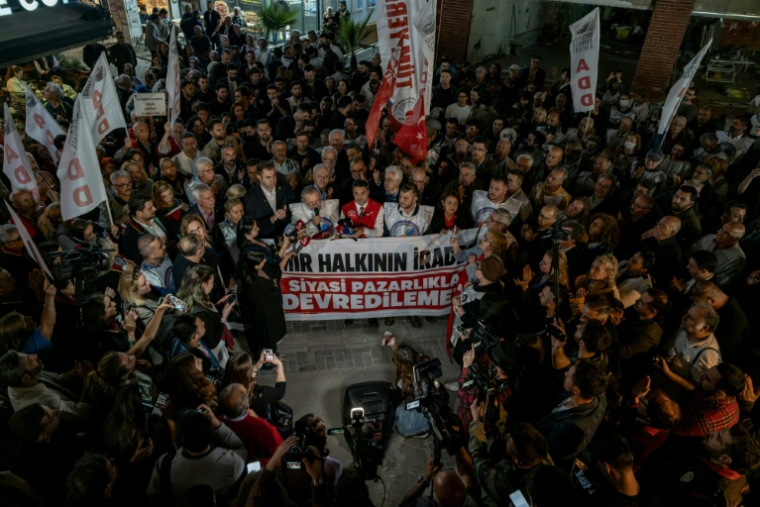 Des manifestants brandissent une banderole indiquant "La volonté des habitants d'Izmir ne peut faire l'objet d'un compromis dans le cadre de négociations politiques", lors d'une manifestation le 6 octobre 2026 à Izmir ( AFP / Murat Kocabas )