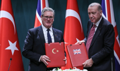 Le Premier ministre britannique Keir Starmer (g) et le président turc Recep Tayyip Erdogan après la signature d'un contrat pour 20 avions de combat Eurofighter Typhoona au palais présidentiel d'Ankara, le 27 octobre 2025 ( AFP / Adem ALTAN )