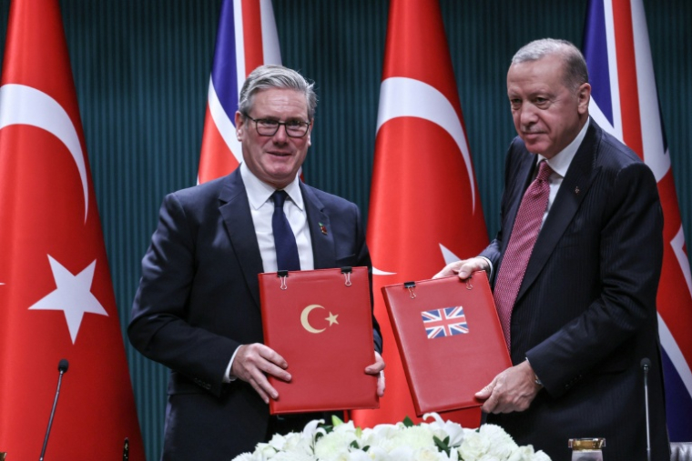 Le Premier ministre britannique Keir Starmer (g) et le président turc Recep Tayyip Erdogan après la signature d'un contrat pour 20 avions de combat Eurofighter Typhoona au palais présidentiel d'Ankara, le 27 octobre 2025 ( AFP / Adem ALTAN )