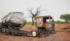 Un camion-citerne incendié est abandonné au milieu de la route menant à Sikasso, la deuxième plus grande ville du Mali, le 26 mai 2026 ( AFP / - )