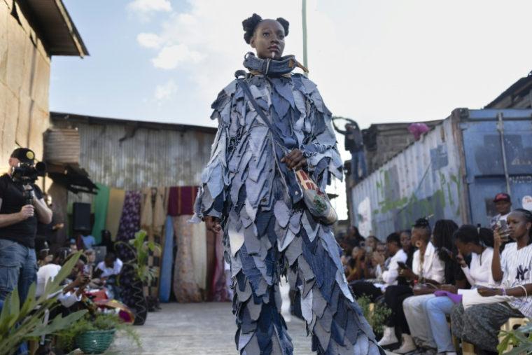 Une mannequin présente une création du styliste Morgan Azedy lors d'un défilé de mode organisé par des créateurs locaux spécialisés dans le recyclage de tissus et de vêtements usagés récupérés sur des marchés d'occasion et des décharges, le 10 octobre 2025 à Nairobi, au Kenya ( AFP / Tony KARUMBA )