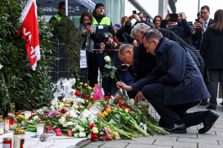 Le chancelier allemand Scholz visite un mémorial improvisé pour les victimes d'un attentat présumé à la voiture bélier, à Munich
