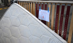 Un matelas abandonné sur un trottoir à Marseille le 3 octobre.  ( AFP / NICOLAS TUCAT )