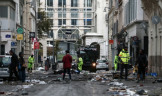 Des employés municipaux nettoient une rue jonchée de débris au lendemain d'une manifestation contre la vie chère, le 18 octobre 2026 à Marseille ( AFP / Thibaud MORITZ )