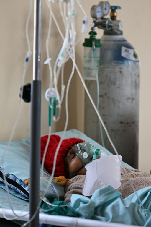 Un patient portant un masque à oxygène est allongé sur un brancard à l’Hôpital général de La Paz, le 26 mai 2026, en Bolivie ( AFP / Marvin RECINOS )