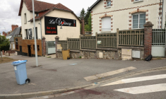 Le bar à vin La Winery, dans le centre-ville d'Evreux, où une voiture a foncé sans doute "délibérément" dans la foule après une altercation dans l'établissement, le 30 août 2025 ( AFP / Xavier GALIANA )