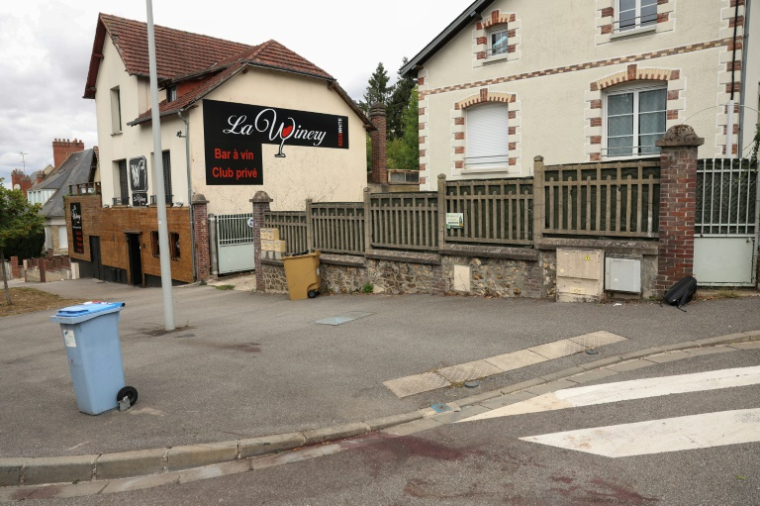 Le bar à vin La Winery, dans le centre-ville d'Evreux, où une voiture a foncé sans doute "délibérément" dans la foule après une altercation dans l'établissement, le 30 août 2025 ( AFP / Xavier GALIANA )