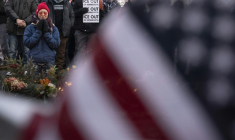 Une personne les mains jointes en hommage à Alex Pretti, tué par un agent de la police de l'immigration, le 24 janvier 2026 ( AFP / ROBERTO SCHMIDT )