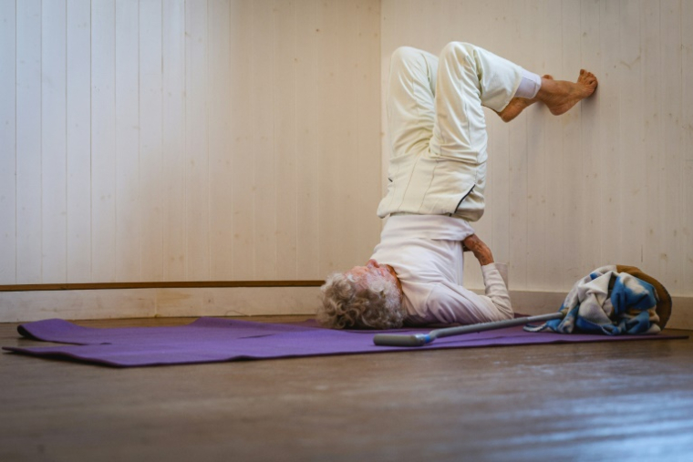 Dorothea Barron, 100 ans, vétérane britannique de la Seconde Guerre mondiale, lors d'un cours de yoga près de Harlow, le 31 mars 2025 au nord de Londres ( AFP / Adrian DENNIS )