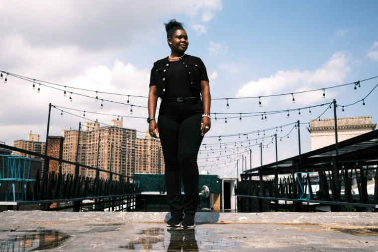 L'avocate américano-haïtienne Stephanie Delia pose sur le toit de son bureau dans le quartier de Flatbush, surnommé "Little Haiti", dans l'arrondissement de Brooklyn à New York, aux Etats-Unis, le 15 juillet 2025 ( AFP / CHARLY TRIBALLEAU )