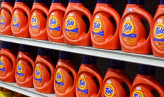 Le détergent Tide, une marque appartenant à Procter & Gamble, est en vente dans un magasin de Manhattan, à New York